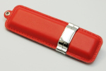 Классическая USB флешка из кожи под нанесение, красная