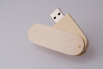 Деревянная USB Флешка из дерева светлого цвета