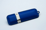Классическая USB флешка из кожи под нанесение синего цвета
