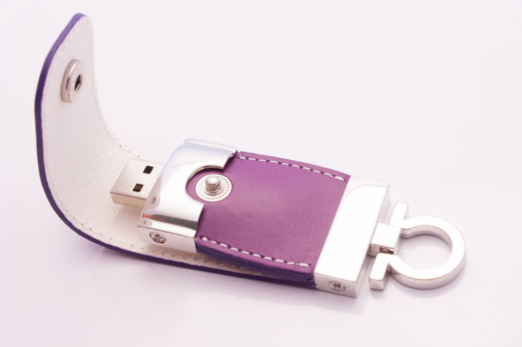 Pendrive z tłoczeniem logo