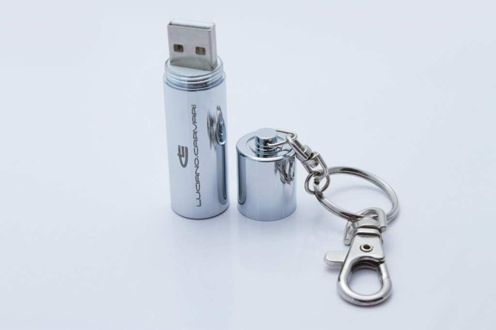 Metalowy pendrive z grawerem