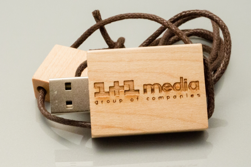 Drewniany pendrive z grawerem logo