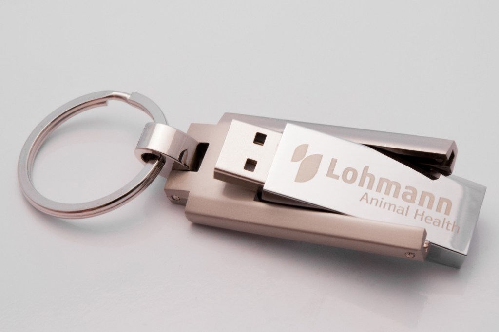 Metalowy pendrive z grawerem logo