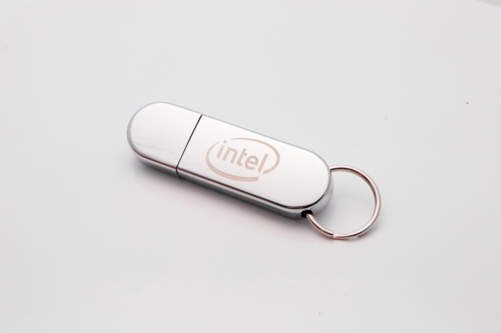 Plastikowy pendrive z grawerem